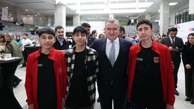 Bakan Bak: Gençlerimizle sürekli etkileşim içindeyiz