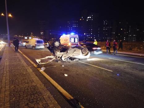 Takla atan otomobil, taksiyle çarpıştı; 3 yaralı