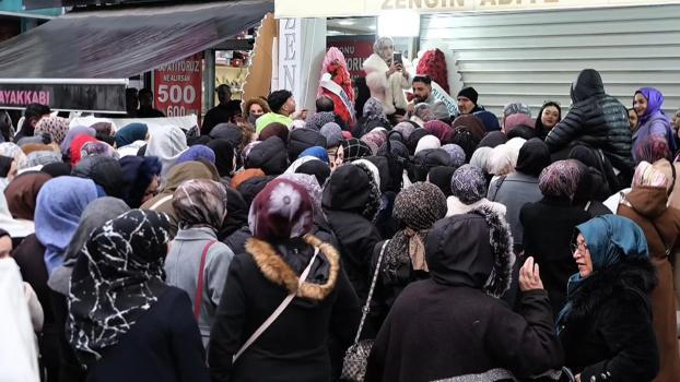 İstanbul - Sultangazi'de mağaza açılışında izdiham yaşandı