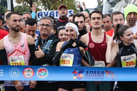 Sağanak altında 3 bin kişi Kurtuluş Yarı Maratonu’nda koştu