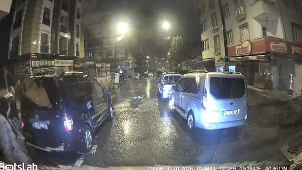 Pendik’te trafik tartışması: Servis minibüsünün camını yumrukladı; 'Seni vururum' diye bağırdı