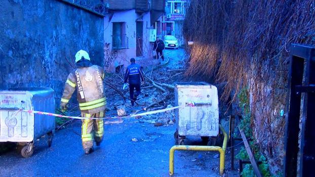 İstanbul - Fatih'te yağışın ardından istinat duvarı çöktü; sokak kapatıldı