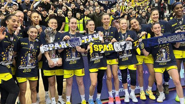 Fenerbahçe’de 15’inci kupa coşkusu