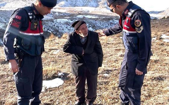Jandarmanın bulduğu alzheimer hastası, 'Ayaklarım çamur' diye ekip aracına binmek istemedi
