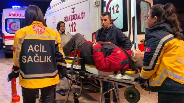 Motosiklet yolun karşısına geçmek isteyen yayaya çarptı: 2 yaralı