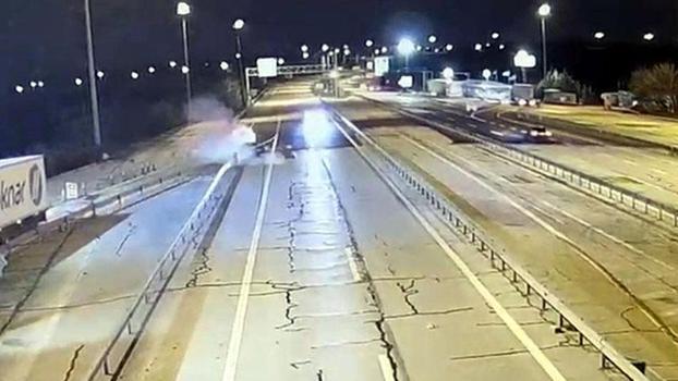 Edirne'de ters yöne giren otomobil bariyere çarptı, 2 yaralı; kaza kamerada