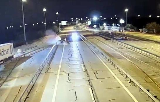 Edirne'de ters yöne giren otomobil bariyere çarptı, 2 yaralı; kaza kamerada