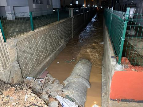 Adana'da sağanak nedeniyle bir sitenin istinat duvarı yıkıldı, zemin katı suyla doldu