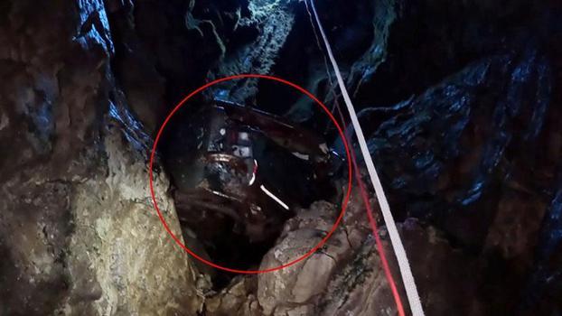 Keşif için girdikleri mağarada hurda otomobille karşılaştılar