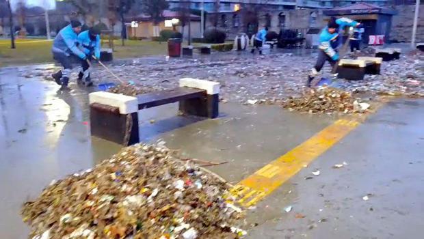 İstanbul - Bakırköy'de lodosla sahile taşınan atıklar temizlendi