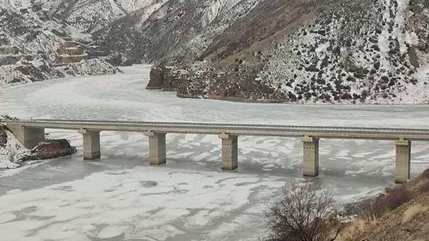 Türkiye'nin en hızlı akan nehri buz tuttu
