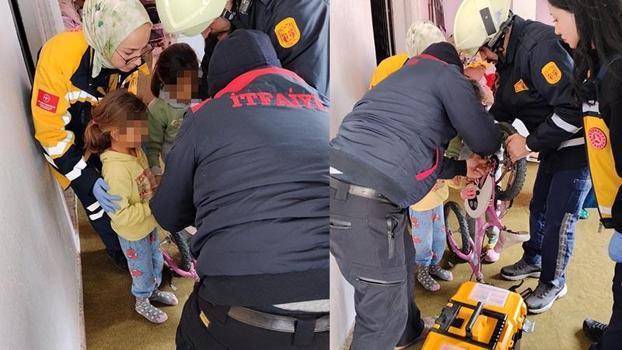 Merve’nin bisiklet zincirine sıkışan parmağını, itfaiye ekipleri kurtardı