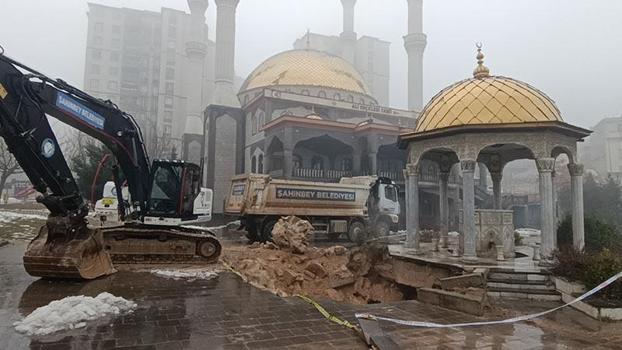 Gaziantep'te caminin avlusunda çökme