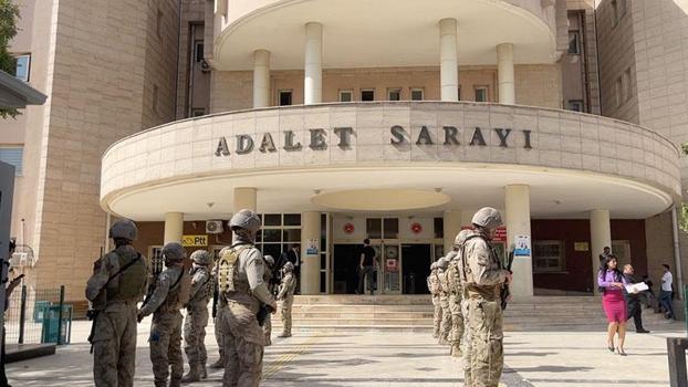 Kaçak göçmenlere sahte evrak düzenleyen şebekeye operasyon: 20 gözaltı