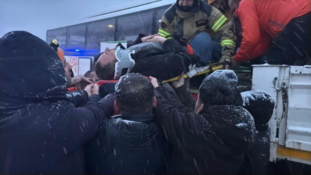 Tokat’ta karla kaplı yolda otobüs TIR’a arkadan çarptı: 7 yaralı