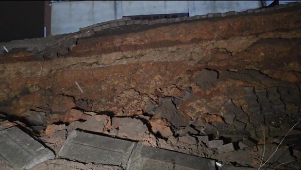 İstanbul - Sultanbeyli'de istinat duvarı ikinci kez çöktü; park halindeki otomobilde hasar oluştu