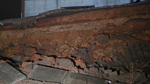 Sultanbeyli'de istinat duvarı ikinci kez çöktü; park halindeki otomobilde hasar oluştu