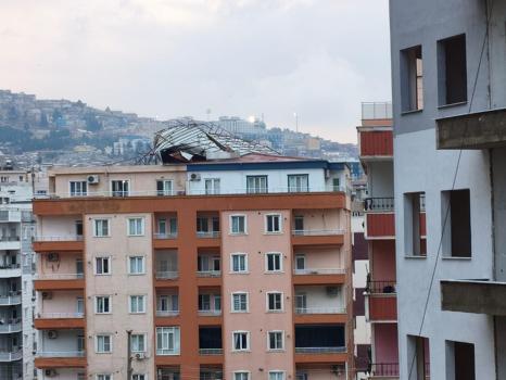 Mardin'de kuvvetli rüzgar 7 katlı binanın çatısını uçurdu