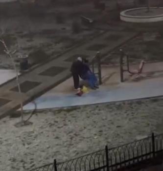 İstanbul - Sultangazi'de kar yağışı altında parkta arkadaşını tıraş etti