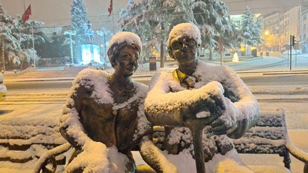 Bursa’da etkili olan kar yağışı, kent merkezini beyaza bürüdü