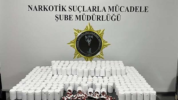 Evlerinde 18 bin 900 sentetik hap ele geçirilen 2 şüpheliye gözaltı
