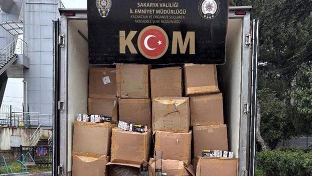 Depo olarak kullanılan ahırda 2 ton kaçak tütün ve 372 bin makaron ele geçirildi