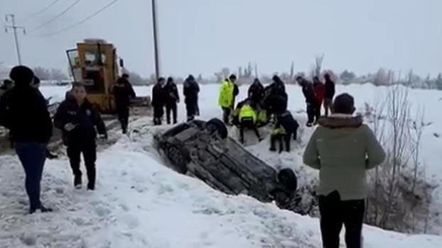 Polis aracı şarampole devrildi: 2 yaralı