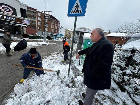 Canik’te karla mücadele sürüyor