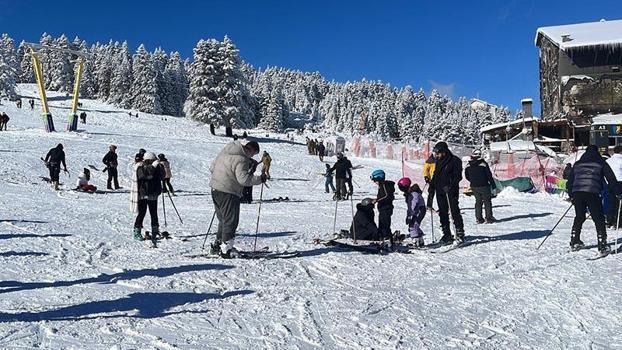 Uludağ'da kar kalınlığı 1 metreye yaklaştı, tatilciler pistlere akın etti