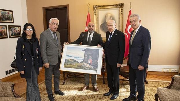 Foto muhabirleri Bahçeli'yi ziyaret etti