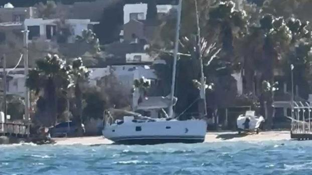 Bodrum’da fırtına etkili oldu; yelkenli tekne karaya oturdu