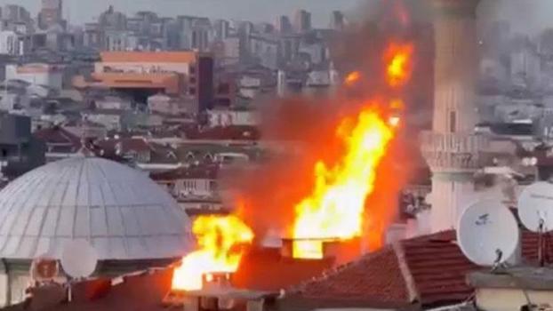 Bahçelievler'de çatıda yangın; alevler bitişikteki binaya sıçradı