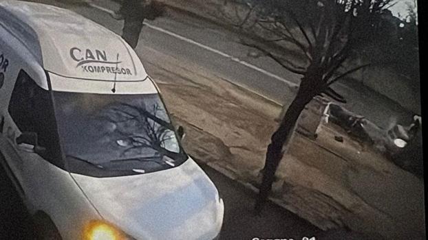 Motosiklet ile hafif ticari aracın çarpıştığı kaza kamerada: 2 yaralı