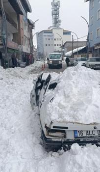 Binanın çatısından düşen kar kütlesi otomobili ezdi