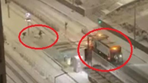 Kar topu isabet eden kar küreme aracı refüje çarptı; o anlar kamerada