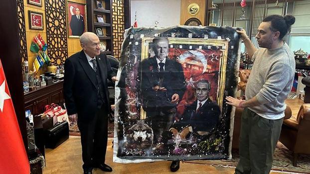 Bahçeli'ye, sprey boya ile yapılan tabloları hediye edildi