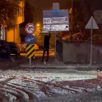 Karla kaplanan trafik levhalarını temizleyen 12 yaşındaki Kadir Emin, takdir toplandı