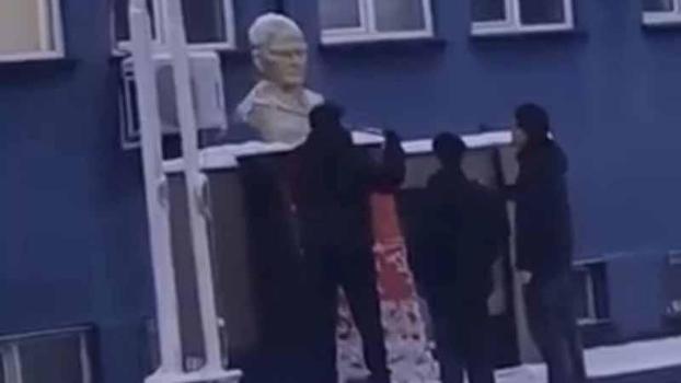 Karla kapanan Atatürk büstünü temizlediler