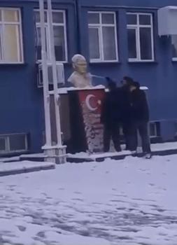 Karla kapanan Atatürk büstünü temizlediler