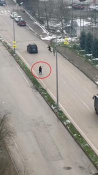 Otobüs şoförü kar topu atan çocukları sopayla kovaladı