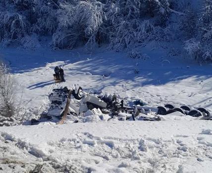 Şarampole devrilen TIR'ın sürücüsü yaralandı