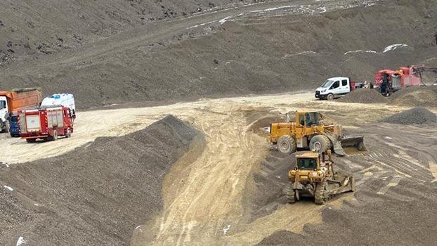 Taş ocağı sahasında devrilen kamyonun şoförü öldü