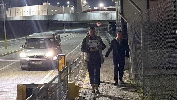 Tahliye edilen avukat Rezan Epözdemir, cezaevinden çıktı