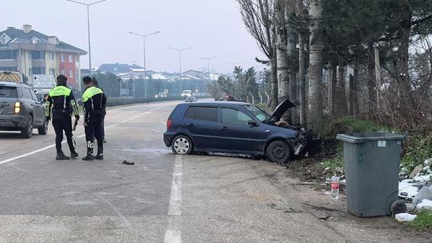 Kontrolden çıkan otomobil önce kaldırıma ardından ağaca çarptı: 2 yaralı