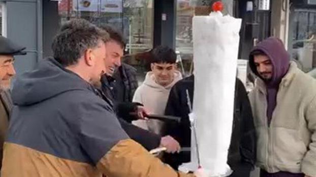 Bursa'da döner ustasından 'kardan döner' ikramı