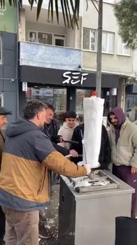 Bursa'da döner ustasından 'kardan döner' ikramı