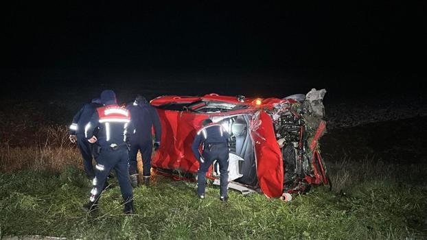 Edirne'de takla atan otomobil tarlaya savruldu: 2 yaralı