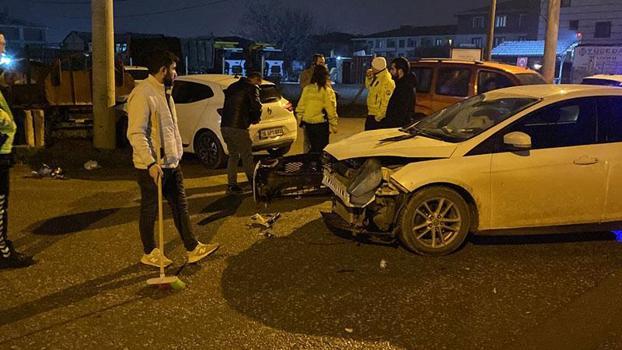 Bursa'da 2 otomobil çarpıştı: 2 yaralı