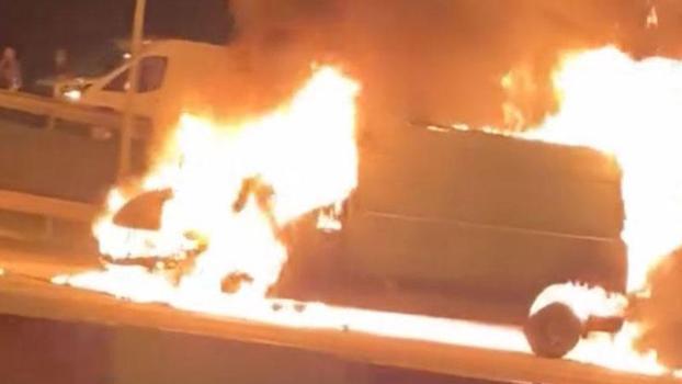 Esenyurt TEM Otoyolu'nda minibüs alev alev yandı