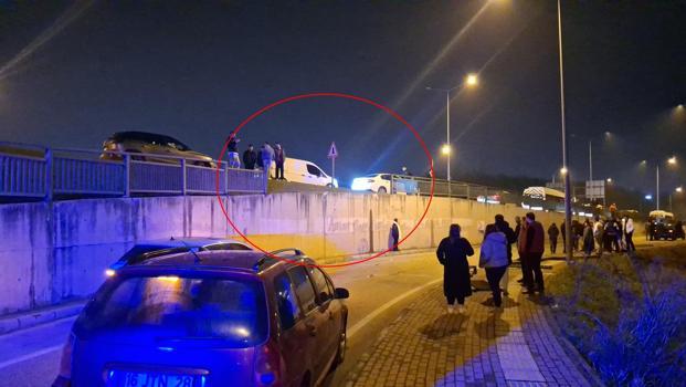 Kamyonet çalılık alana uçtu; çarptığı bariyerler 2 otomobilin üzerine düştü
